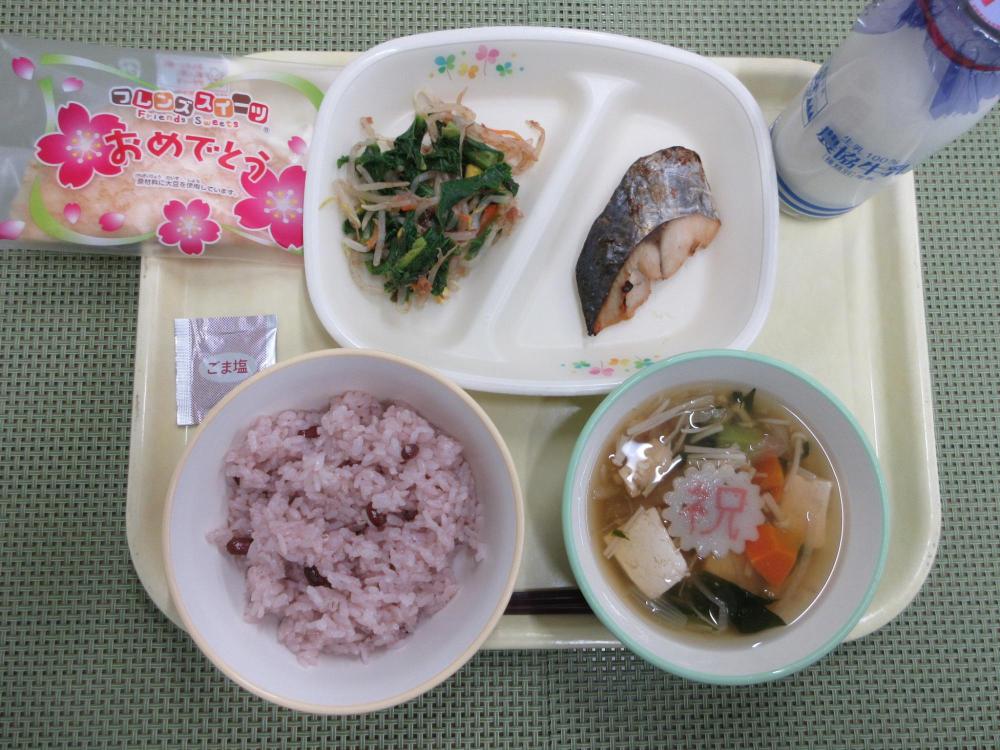 お赤飯　ごま塩　牛乳　豆腐のすまし汁　鰆の幽庵焼き　葉の花あえ　お祝いクレープ