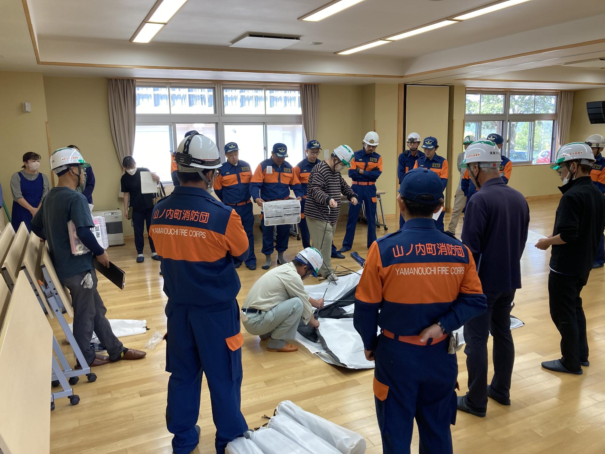 避難テント組み立て
